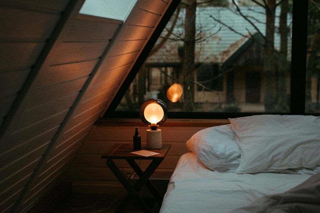 Comfortabel bed met zachte topper